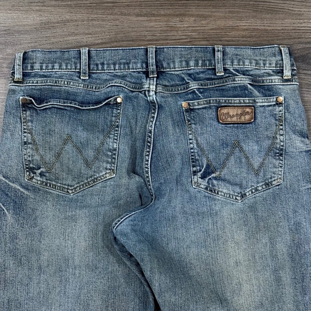Wrangler Men's Blue Wash Bootcut Denim Jeans Size 38 x 30 rugged workwear - Picture 3 of 7